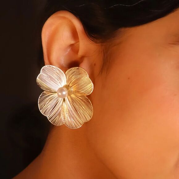 Zara Jewelry - Flower stud earrings A485